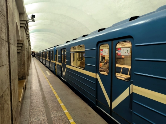 Поезда на зелёной ветке петербургского метро встали из-за сумки