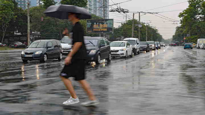 Как не попасть под удар? Физик ответил на три популярных вопроса о молнии