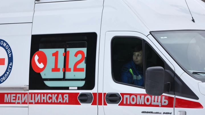 Балкон рухнул на женщину во время урагана в Омске - видео. В МЧС рассказали о невероятном везении