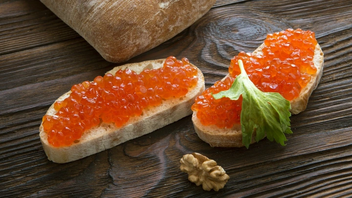 Жителям России рассказали, как отличить настоящую красную икру от поддельной