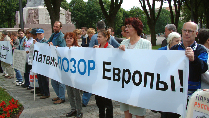 Власти Латвии намерены депортировать 1167 русских граждан, 789 из них старше 60 лет