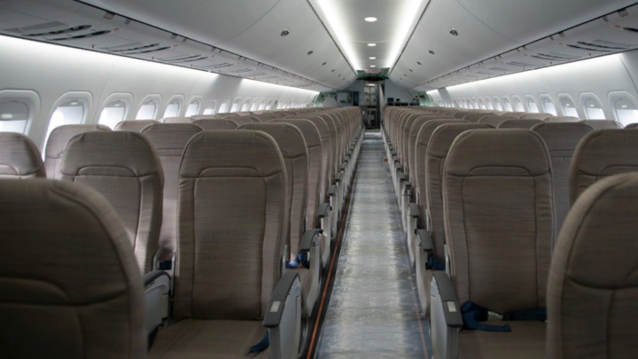 Пассажирка прокричала нацистскую речёвку в самолёте. Реакция людей: Дайте ей валерьянки