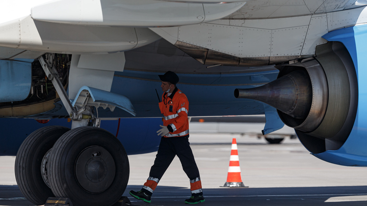 В нише шасси самолёта прилетел в Париж житель Алжира