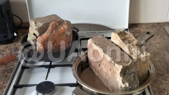 В Киеве из-за проблем с электричеством начали использовать кирпичи для обогрева