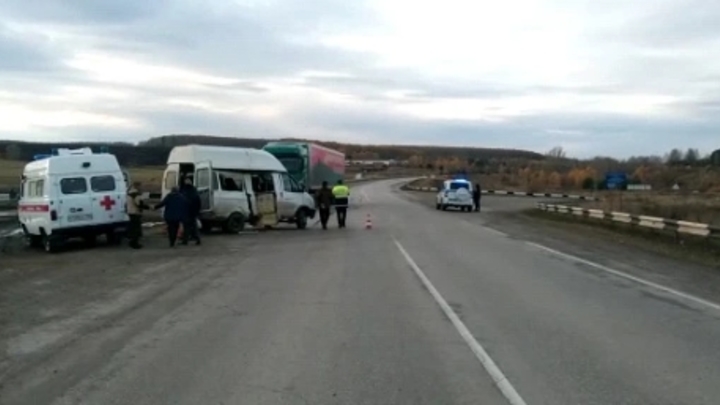 В Свердловской области четыре человека пострадали в ДТП с КАМАЗом