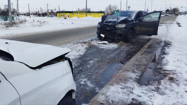 Трое детей попали в больницу после столкновения двух Лад на трассе в Самарской области