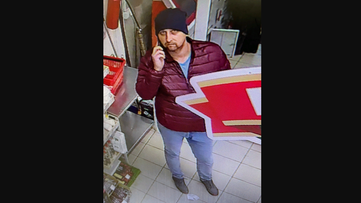 В Иванове полиция объявила в розыск попавшего на камеру мужчину за кражу робота-пылесоса