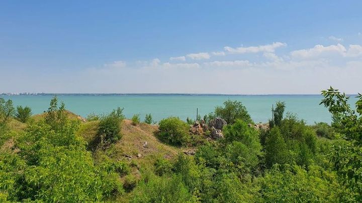 В Челябинске на озере Смолино вода стала бирюзовой, как на Мальдивах