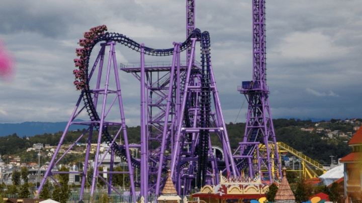 В Сочи Парке туристы застряли на остановившемся аттракционе Квантовый скачок