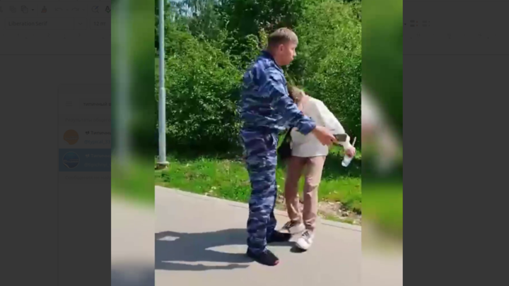 Охранник в парке Добросельский избивает подростков и отбирает у них телефоны