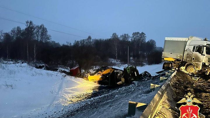Два человека погибли в массовом ДТП с четырьмя грузовиками в Кузбассе