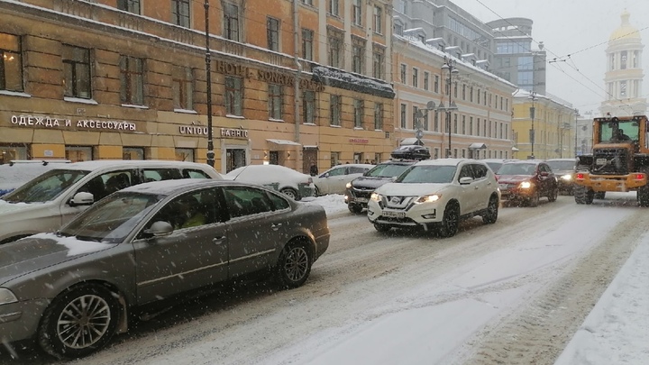 Вместе со снегом в Петербург вернулись 8-балльные пробки
