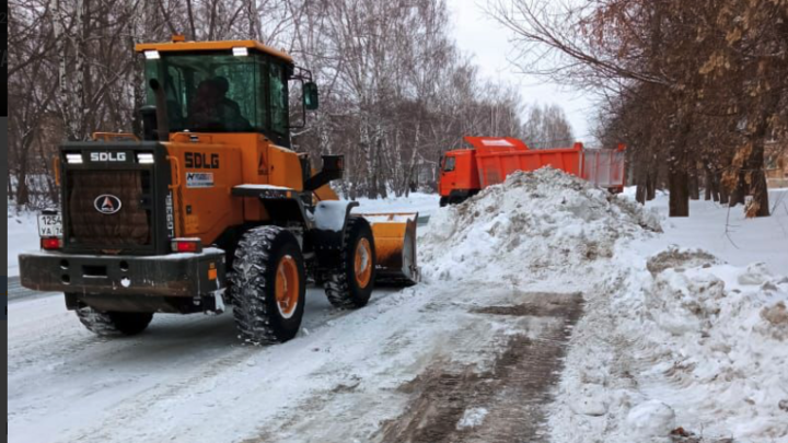В Челябинске власти отчитываются об уборке снега, а жители фотографируют сугробы на улицах