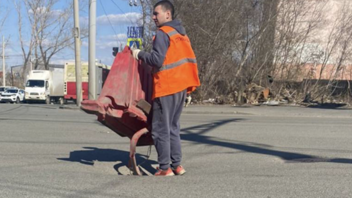 В Челябинске повторно произошел провал грунта на улице Куйбышева, движение перекрыто