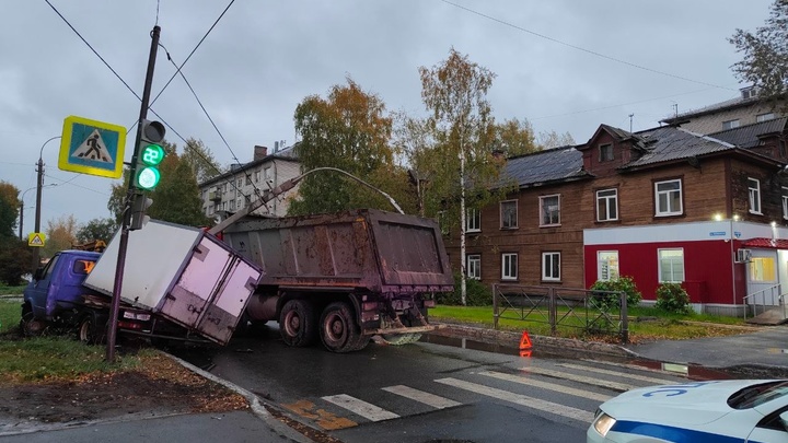 В Архангельске произошло серьезное тройное ДТП: фонарный столб упал прямо на грузовик