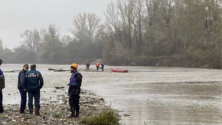В Адыгее временно приостановили поиски 10-летнего мальчика из упавшего в реку автомобиля