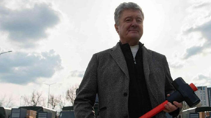 Примерил чужое амплуа: Порошенко позировал с кувалдой на фоне военной техники