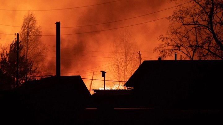 Природный пожар перешел на жилые дома в Тюменской области, 500 жителей эвакуировали
