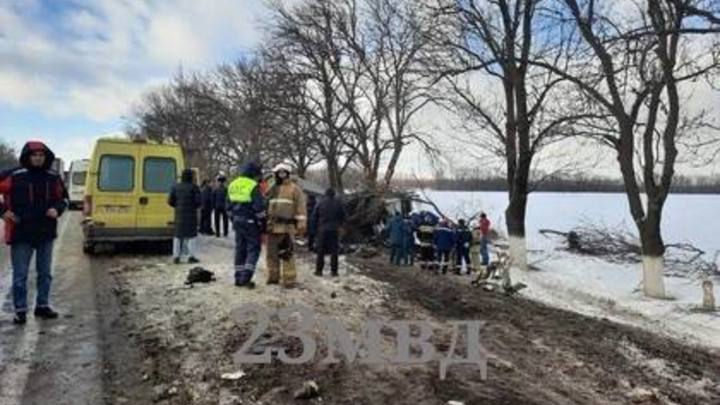 В Армавире в ДТП с КамАЗом погибли три человека