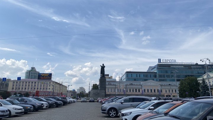 Парковку на площади 1905 года в Екатеринбурге закрыли с 1 августа
