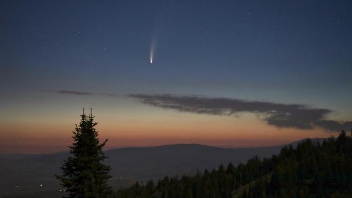 Комета ATLAS будет видна с Земли без бинокля, если переживет сближение с Солнцем