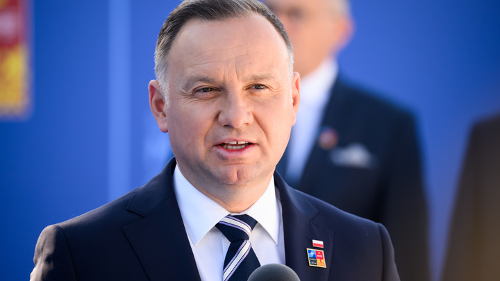 Президент Дуда уличил ЕС в попытках сменить власть в Польше и напомнил про должок
