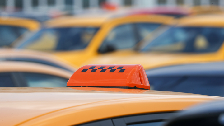 В Новороссийске таксист избил мужчину за то, что тот вступился за своих детей