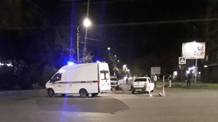 В Иванове на видео попал момент ДТП со скорой помощью и ещё тремя машинами
