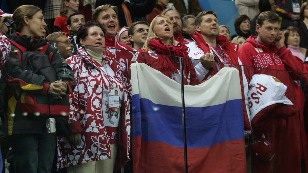 Спортсмены без флага и гимна. Флаг России спорт. Спортсмены России при гимне. Наши спортсмены без флага и гимна.