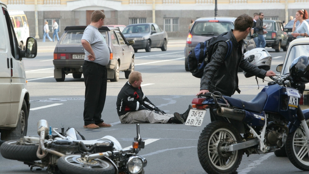 Два мотоцикла в одной полосе