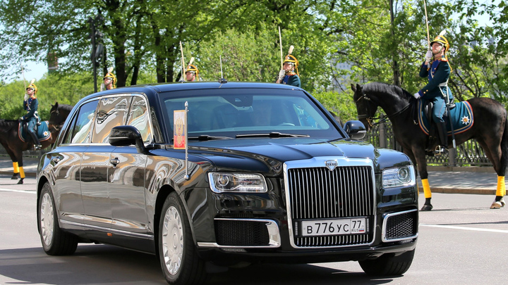 Шик и функционал: Путин показал наследному принцу Абу-Даби лимузин проекта «Кортеж»
