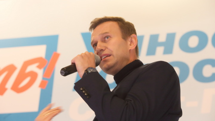 Накачали по дороге? Почему следы отравления Навального обнаружились только в Германии