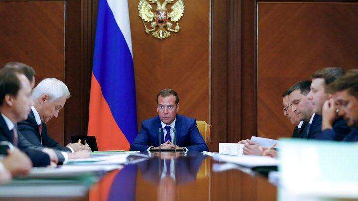 Дмитрий Медведев о Зеленском: Ему надо будет подписать то, что скажут