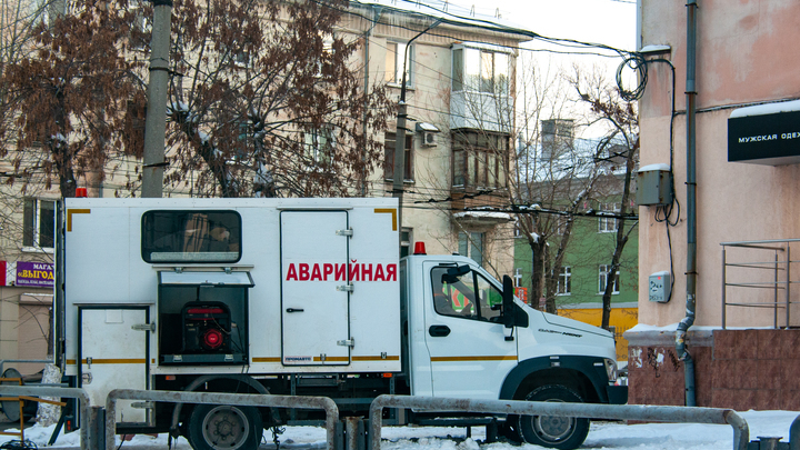 Очередная кипящая Венеция: улицы центра Петербурга продолжает затапливать кипятком