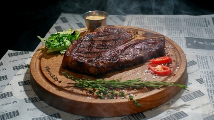 Врач-хирург Умнов сообщил об опасности непрожаренных стейков