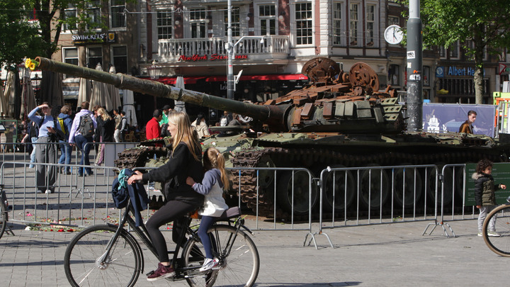 Русский танк в Амстердаме стал поводом для драки. На журналиста набросились после неудобного вопроса