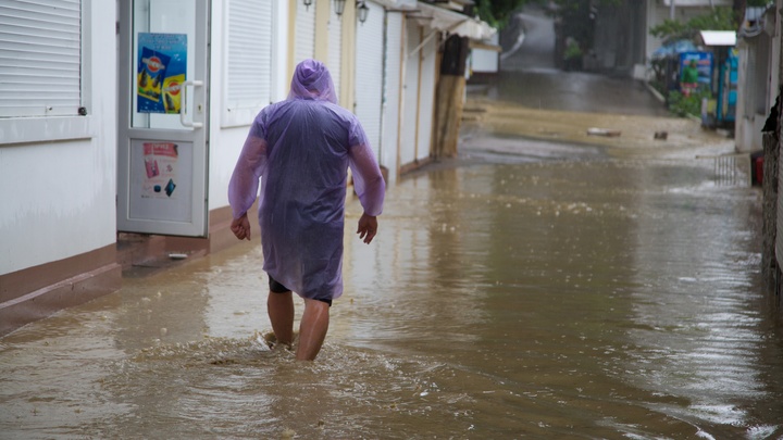В Екатеринбурге во время ливня затопило многоквартирный дом