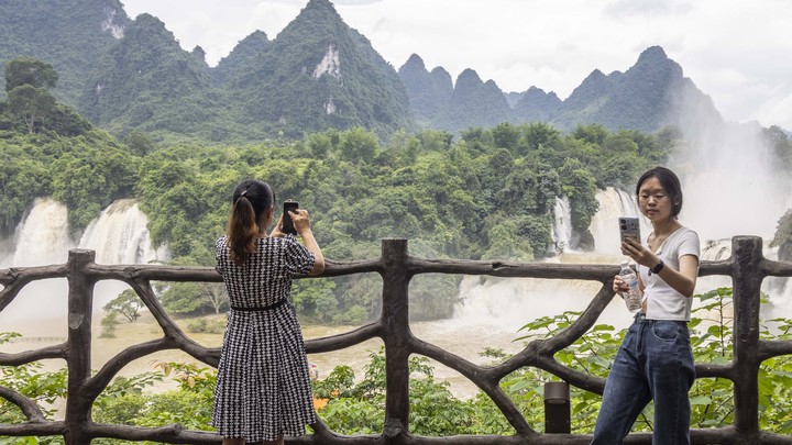 Один турист погиб и десятки пострадали при поломке эскалатора на водопаде в Китае