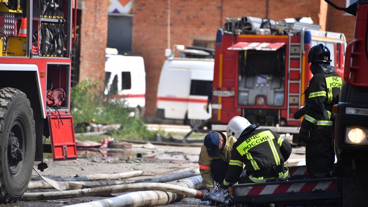 МЧС: в пожаре в мебельном цехе в Ростове погиб человек