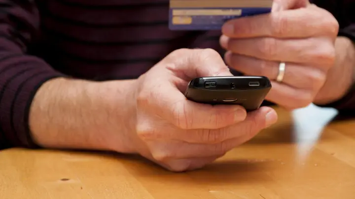 Из-за неосторожной фразы могут заблокировать карту: Какие слова приведут к проверкам органов?