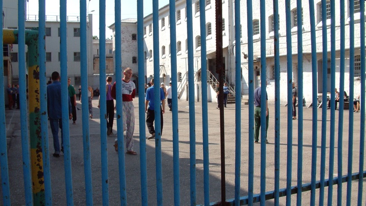 Конокрада в иркутской колонии мучили кипятильником? Сестра заключённого рассказала о пытках