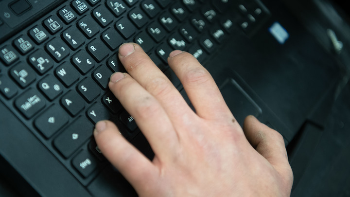 Всем паразитам: Актрису забросали угрозами из-за фильма Навального. Она ответила видеоподарком