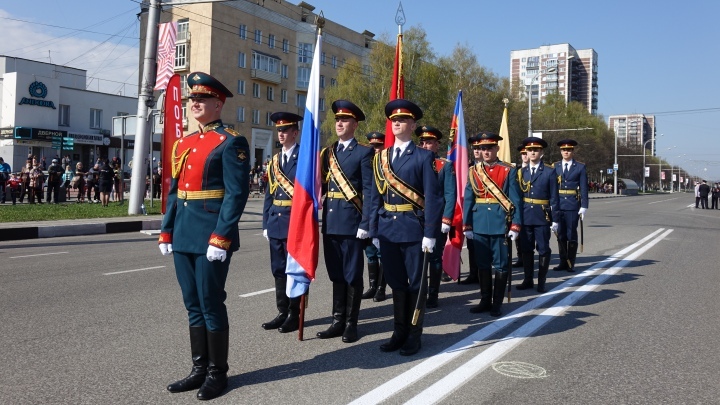 В Новокузнецке 9 мая прошел Парад Победы и шествие Бессмертного полка