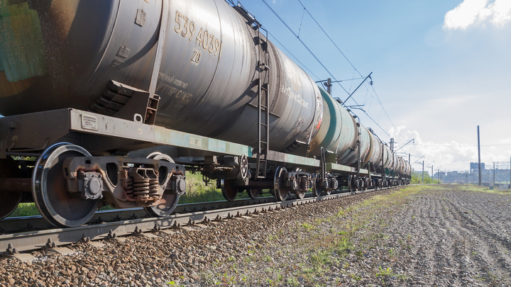 9 тысяч тонн нефтепродуктов разлились вдоль железной дороги в Киришах