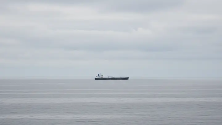 Танкер с нефтью из России потерял управление у берегов Алжира