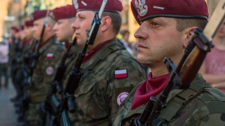 Снимаем всё. Польские пограничники требуют от украинцев раздеться до трусов. Что происходит на границе