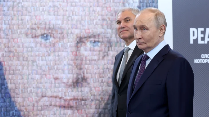 Тайная встреча с Каддафи в пустыне: что показали Путину на выставке о Жириновском