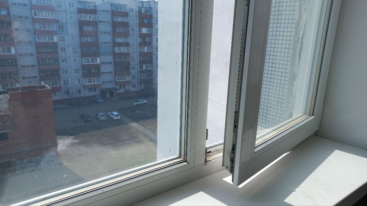 В Кузбассе 3-летняя девочка выпала из окна пятого этажа и выжила
