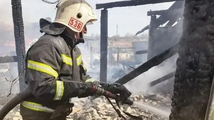 Под Новосибирском бабушка с внучкой не смогли выбраться из горящего дома
