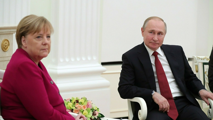Путин, повлияй! Меркель напрямую обратилась к президенту России из-за мигрантов